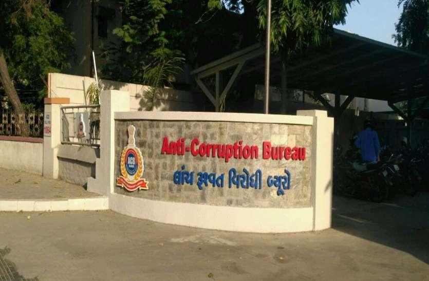 ACB Gujarat nabs constable for seeking ₹60K bribe after finding beer bottle in van