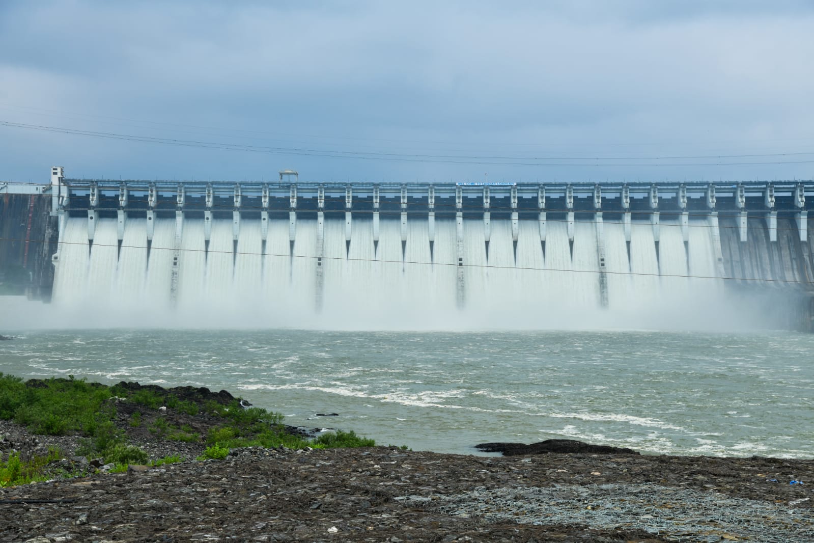 4.7 lakh cusecs discharge from 23 gates of Sardar Sarovar Dam; Narmada breaches danger mark in Bharuch